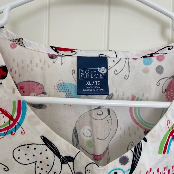 NWOT | Zoe & Chloe women’s v-neck white dog butterfly scrub top with pockets‎ XL - Picture 3 of 5